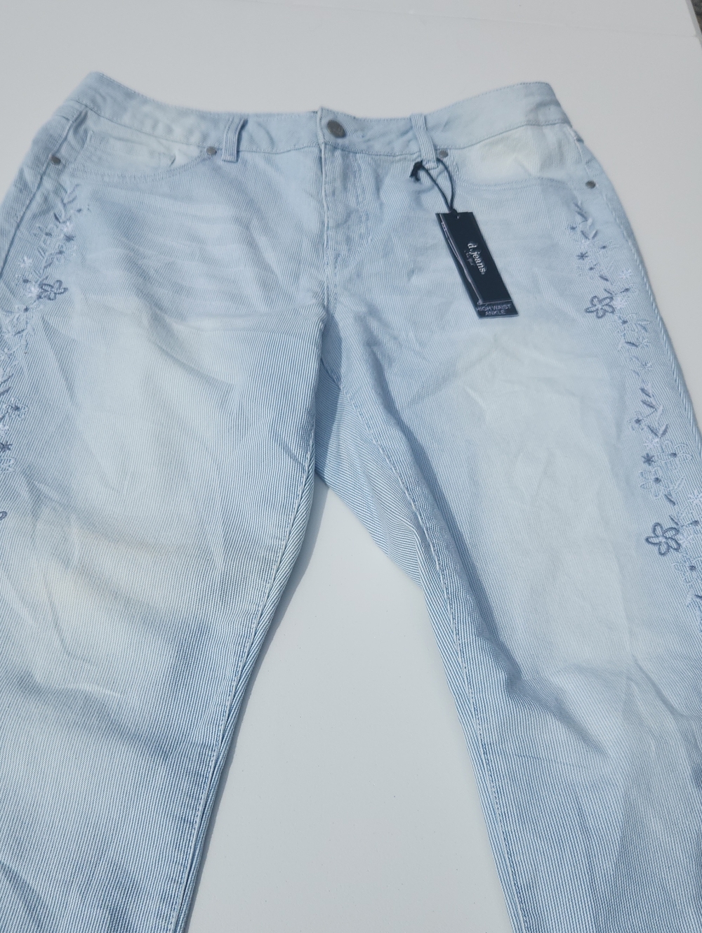 NWT d. jeans Women’s Light Wash Floral Embroidered Jeans Boho Denim